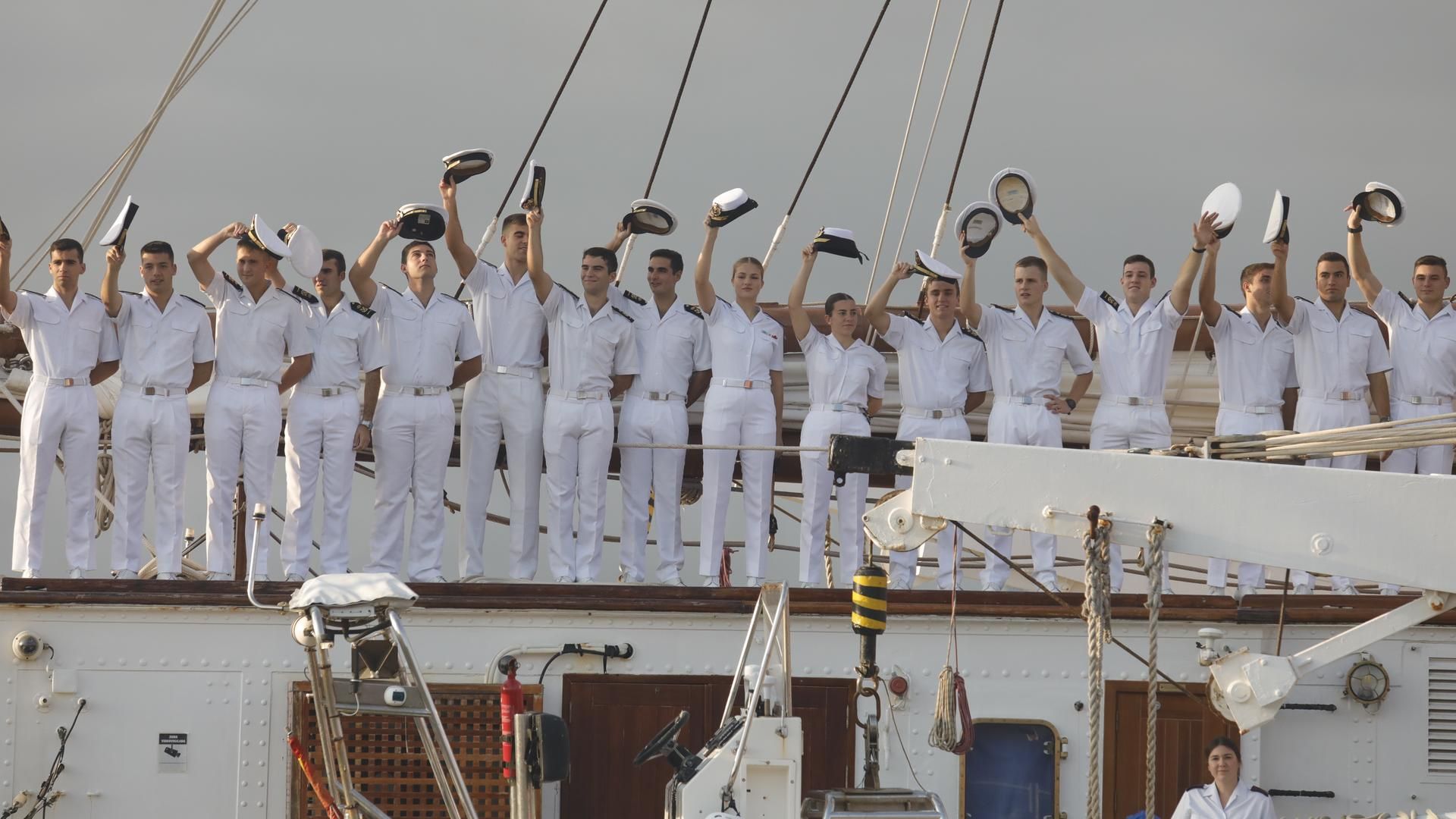 Leonor, con sus compañeros desde la cubierta del Elcano