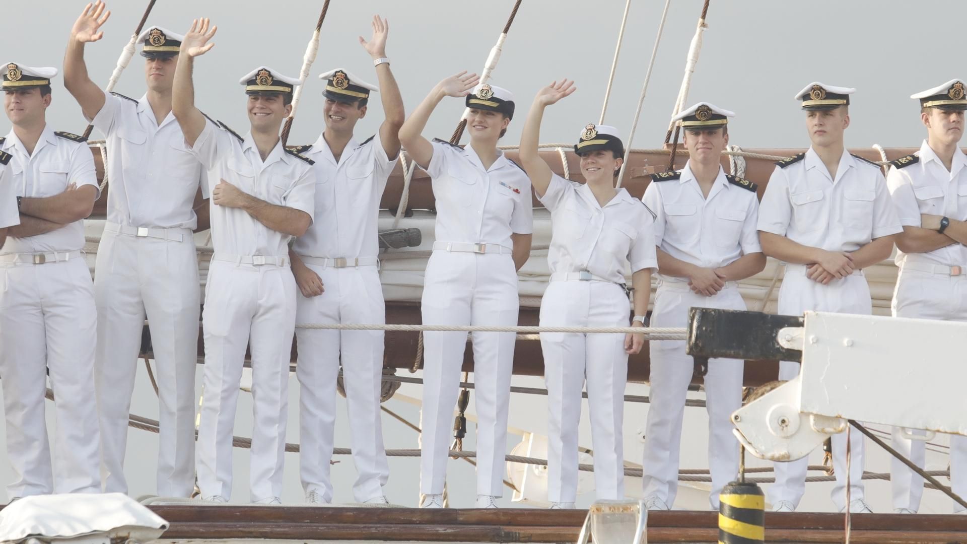 Leonor, desde el Elcano, en Gijón