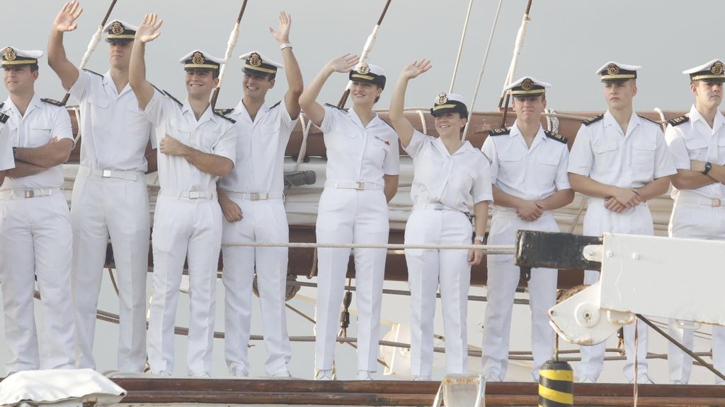 Leonor, desde el Elcano, en Gijón
