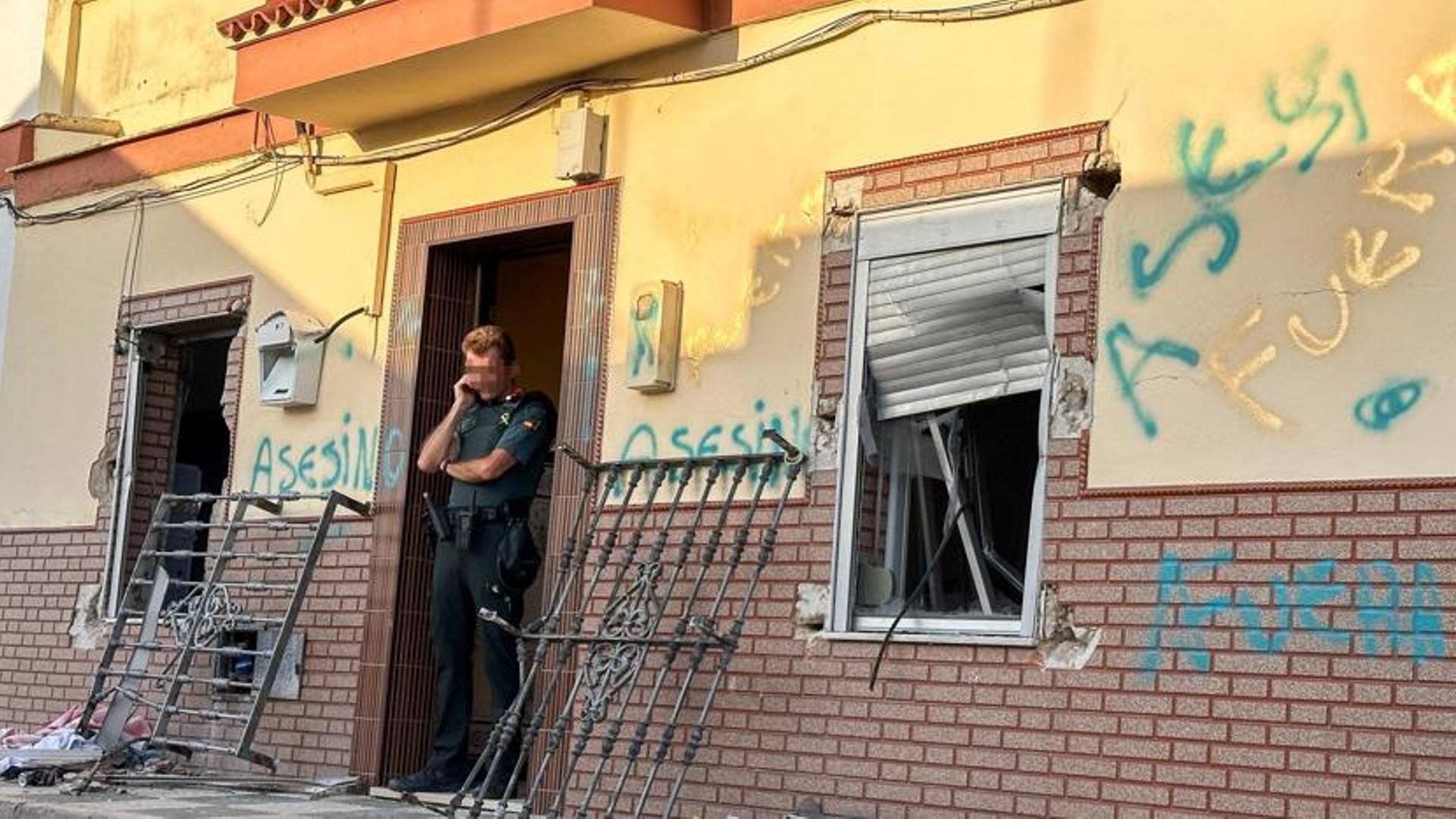 Los vecinos de Isla Mayor, Sevilla, destrozan la vivienda del supuesto autor del apuñalamiento mortal a un menor
