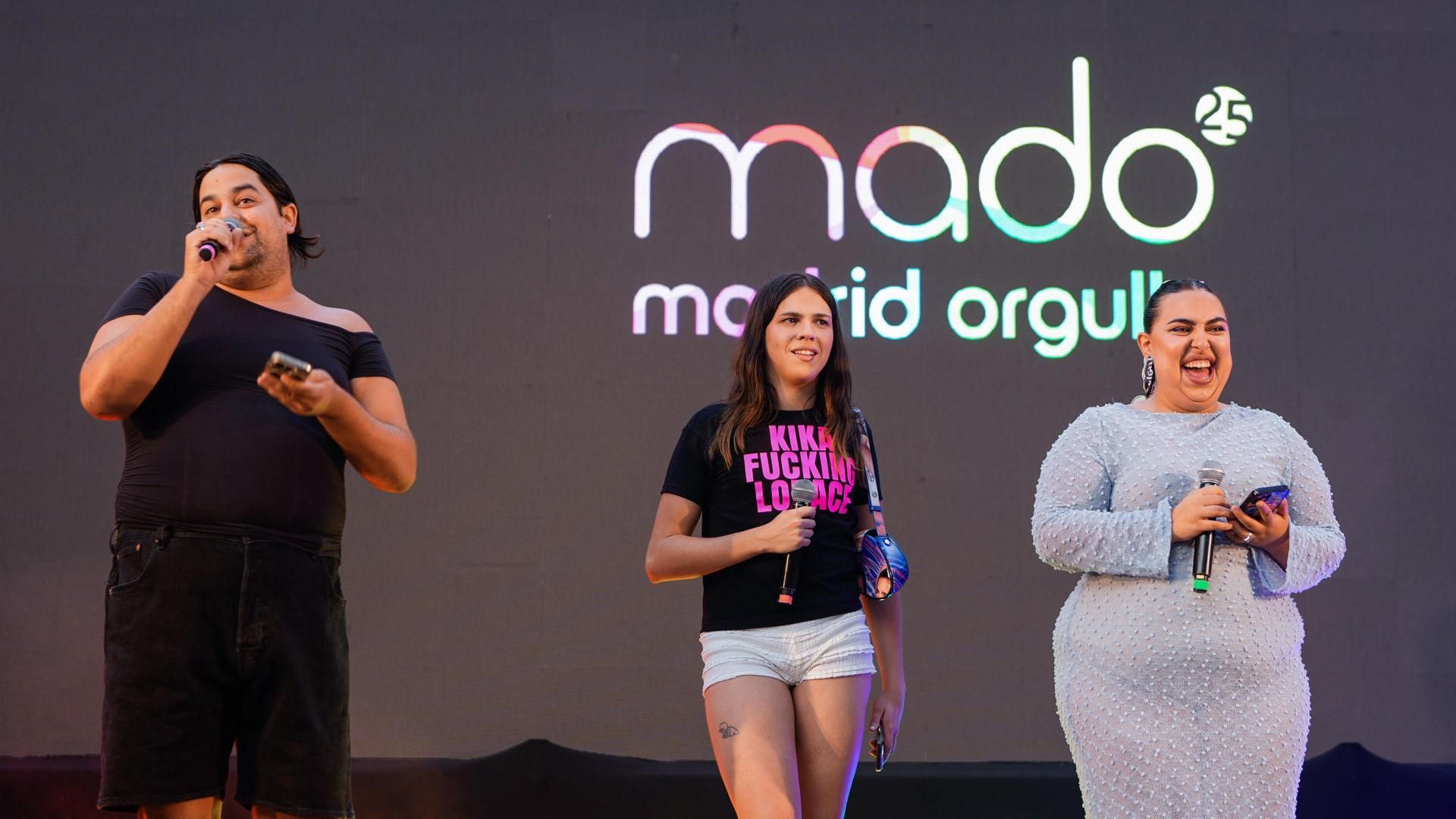 Los y las protagonistas de la serie Mariliendre, Carlos González (i), Yenesi (c) y Blanca Martínez (d), ofrecen el pregón del Orgullo 2025