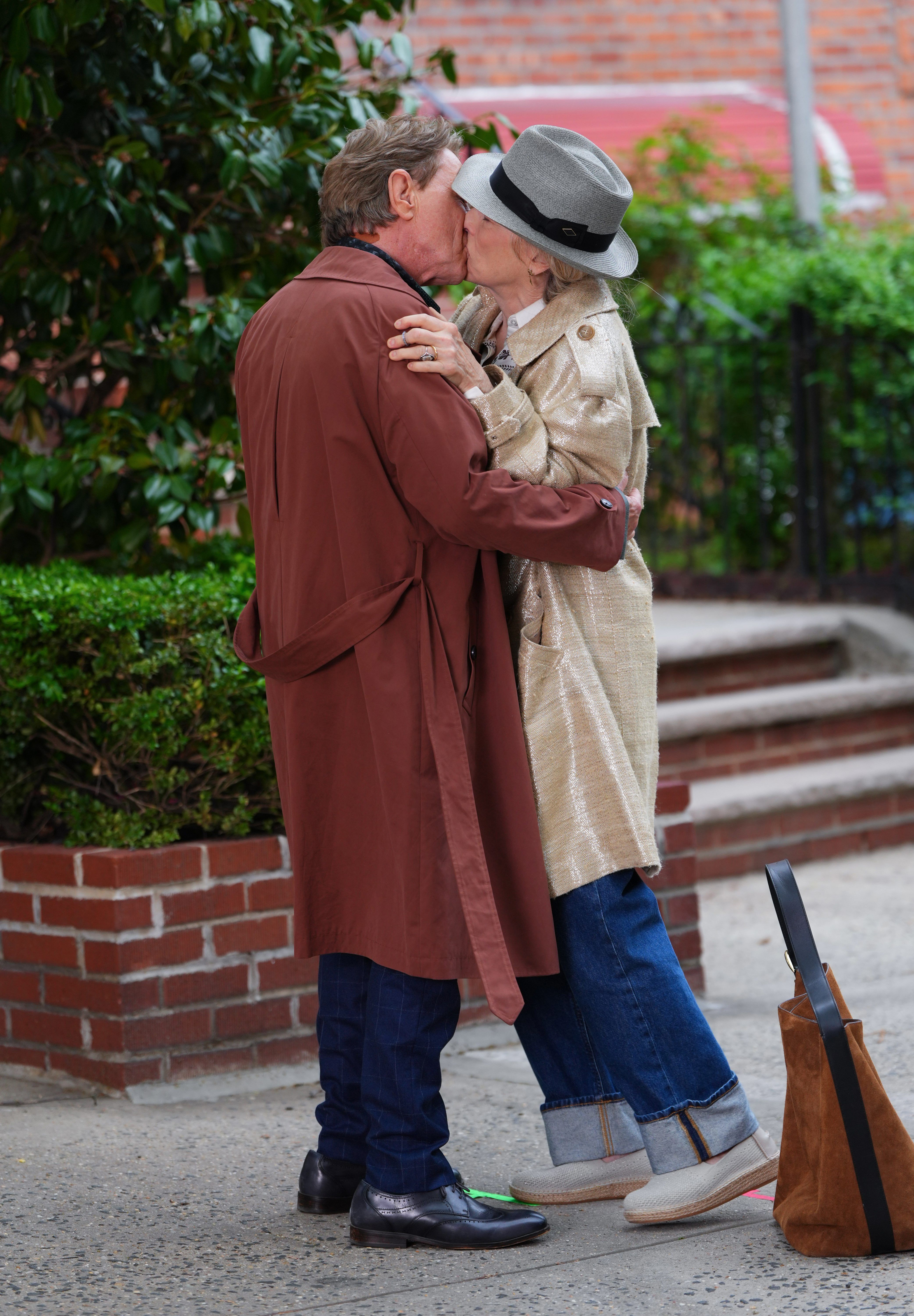Martin Short y Meryl Streep besándose en el set de 'Solo asesinatos en el edificio'