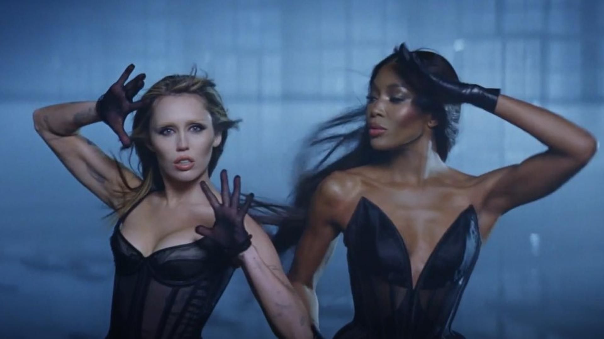 Miley Cyrus estrena videoclip junto a Naomi Campbell