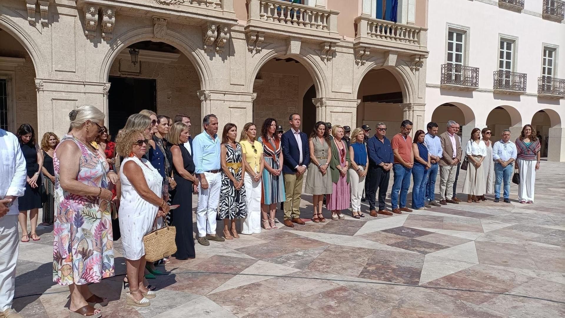 Minuto de silencio a las puertas del Ayuntamiento de Almería