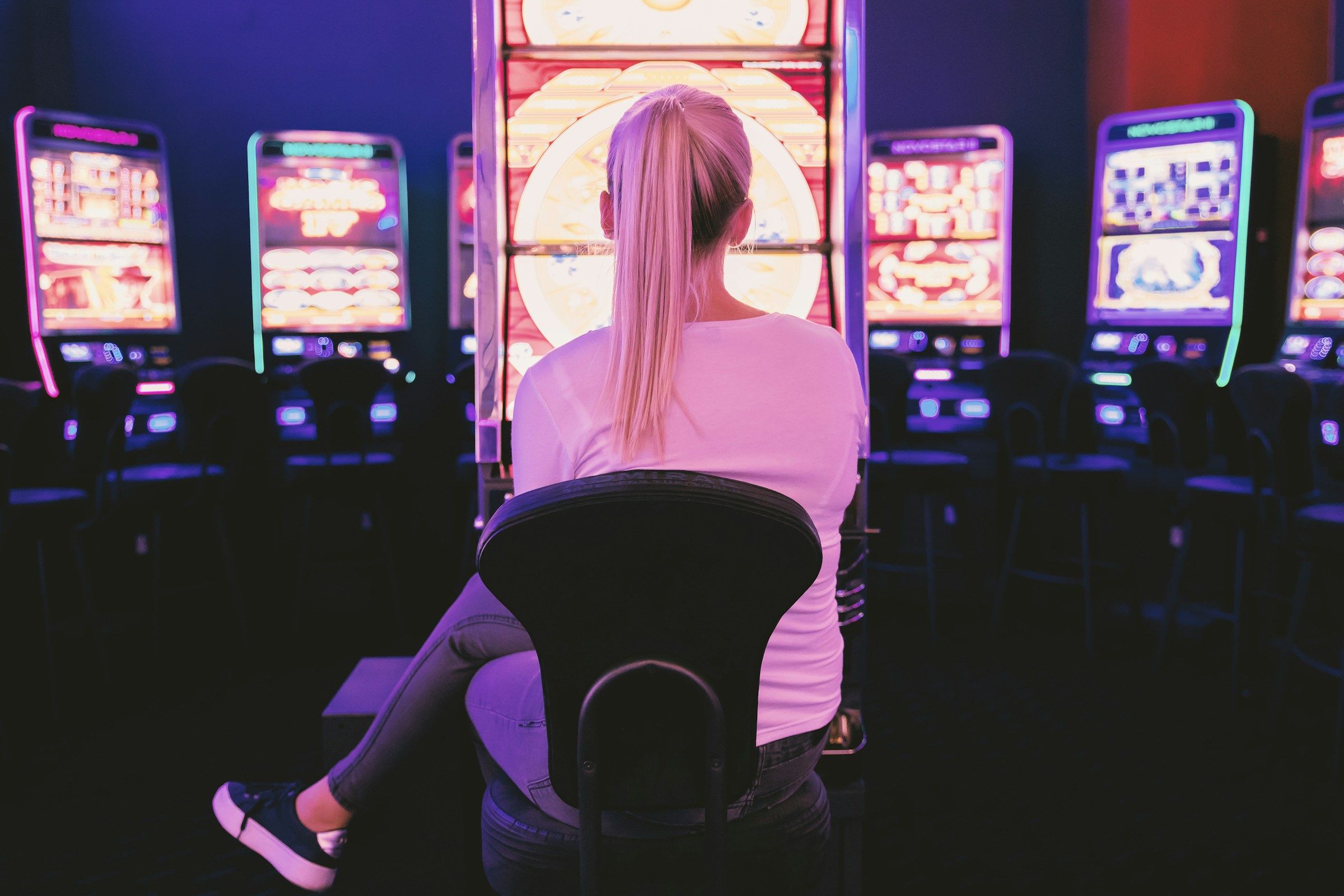 Mujer jugando a las máquinas tragaperras Mujer jugando a las máquinas tragaperras