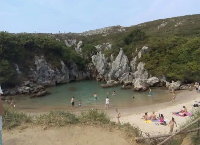 Playa de Gulpiyuri, en Llanes (Asturias)
