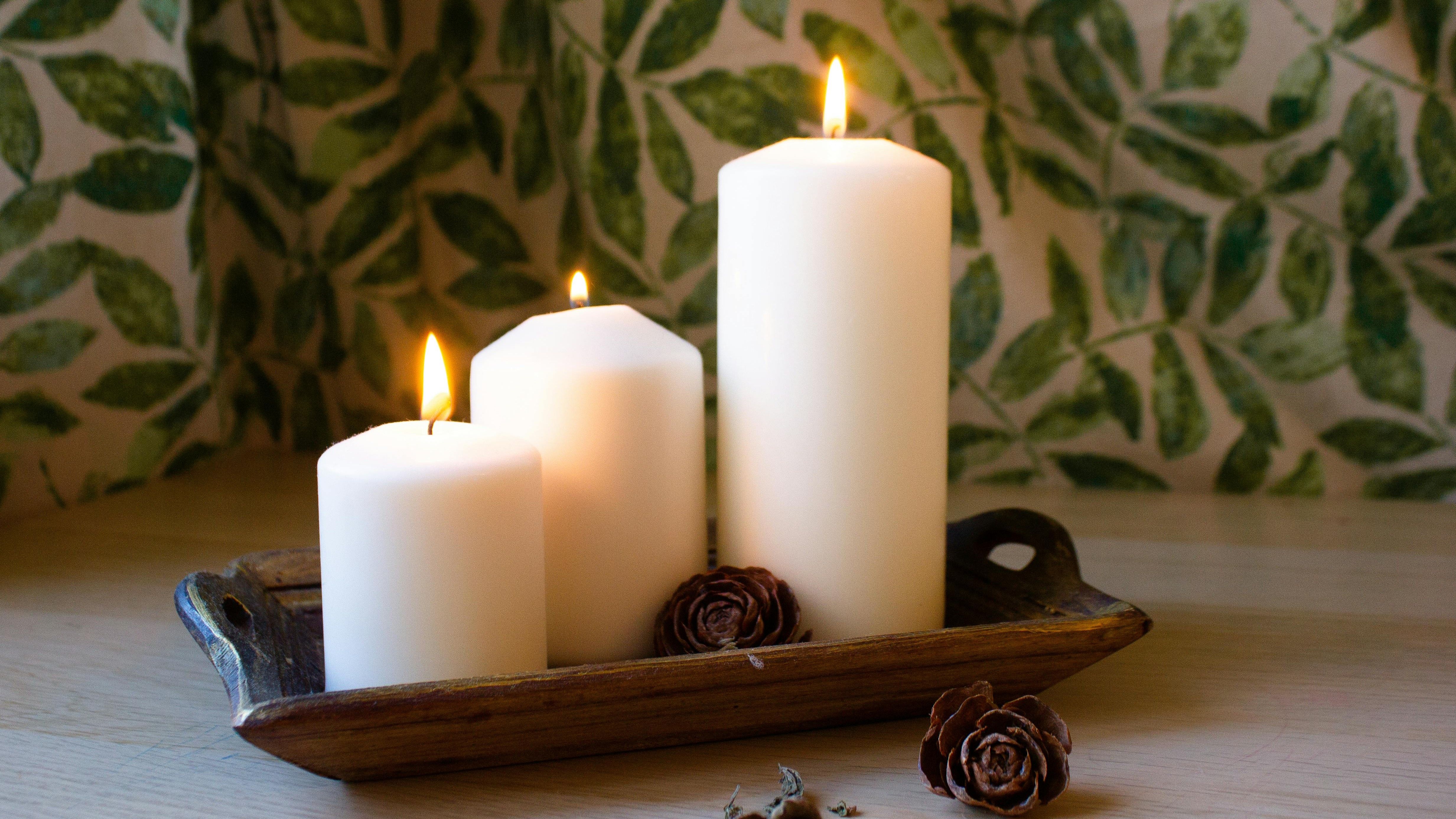 Pon tres velas juntas para atraer la buena suerte. FUENTE: Pexels