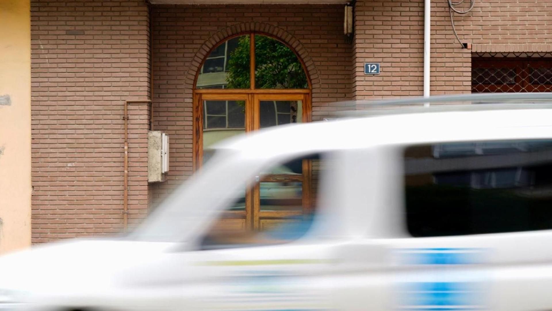 Portal del edificio en el que residía Lola, la mujer asesinada por su marido de 90 años en Laviana, Asturias
