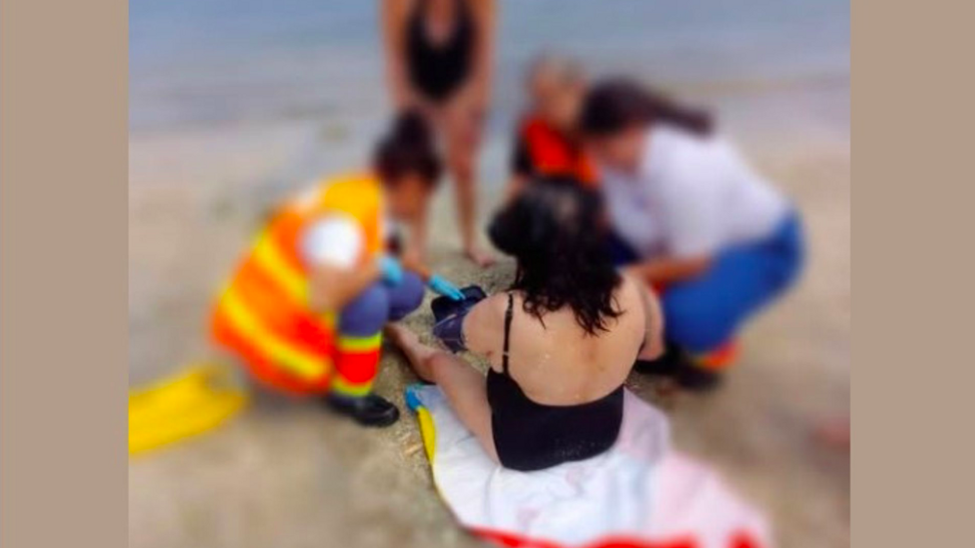 Sanitarios atienden a la bañista en la playa de A Mosqueira, en Moaña (Pontevedra).