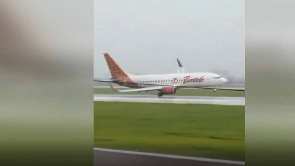 Un avión aterriza sobre una rueda en Indonesia