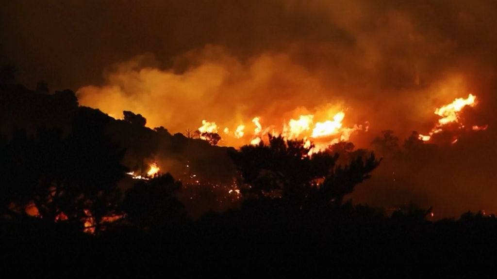 Un incendio en la isla griega de Creta obliga a la evacuación de 5.000 personas, la mayoría turistas