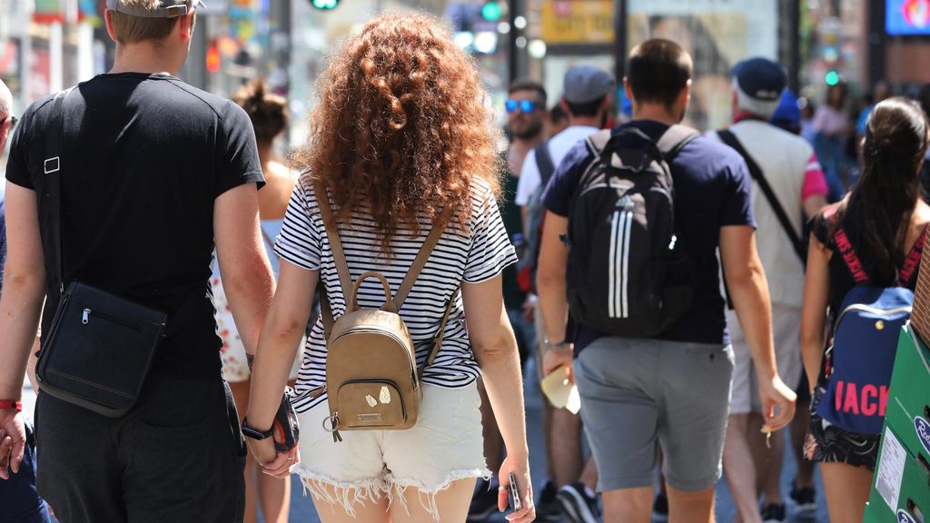 Una pareja pasea de la mano