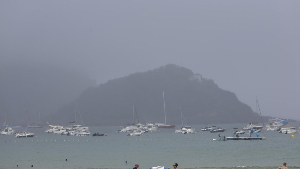 Unos bañistas en la playa de la Concha de San Sebastián