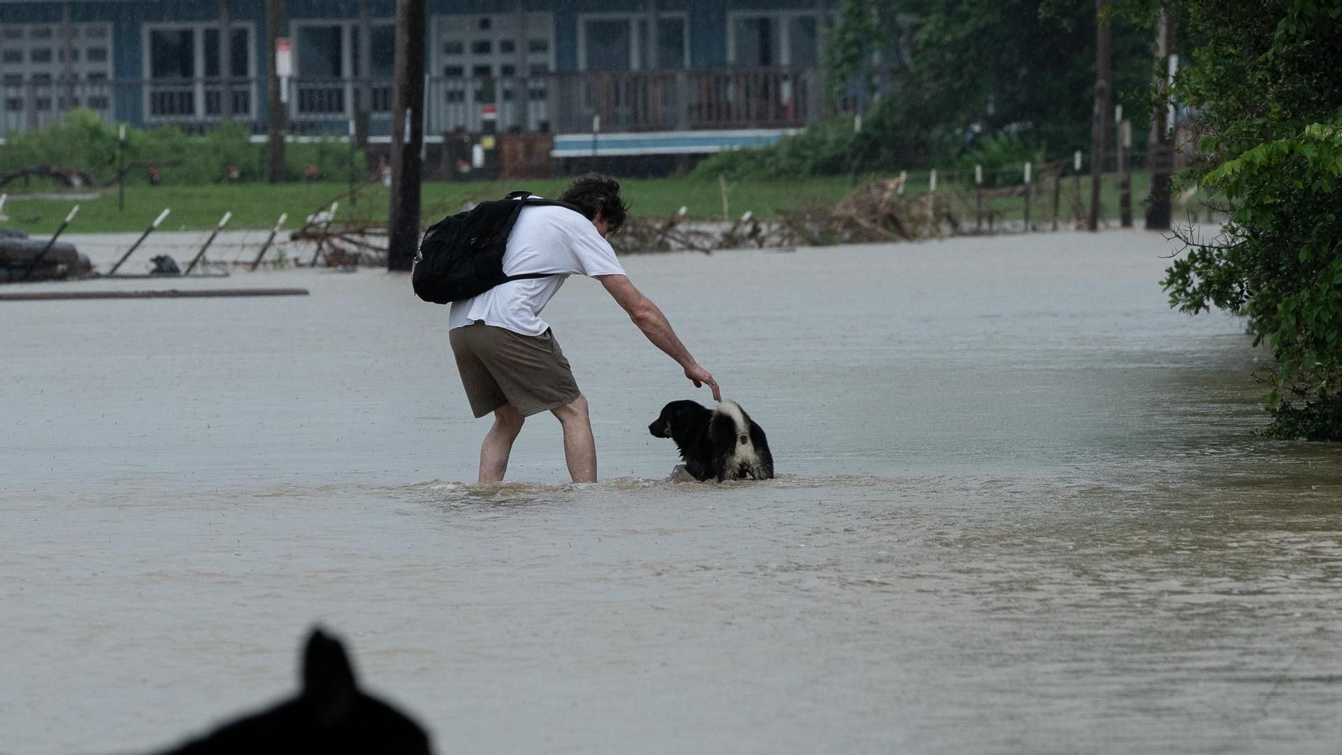 Al menos seis muertos en el centro de Texas por las inundaciones provocadas por las lluvias torrenciales y la crecida de un río