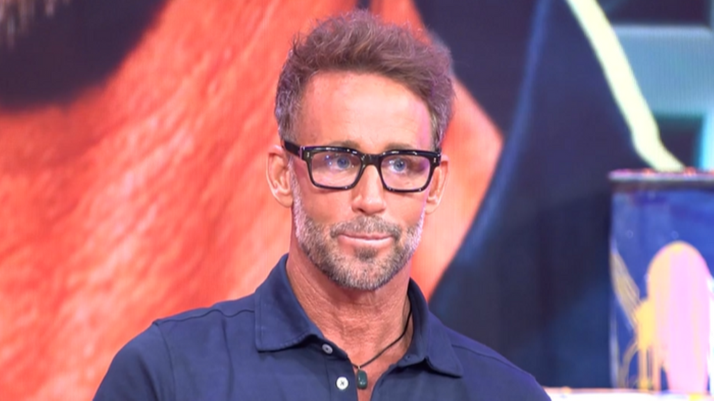 Alvaro Muñoz Escassi se pronuncia como nunca sobre sus planes de boda con Sheila Casas: "Se lo he pedido como 30 veces"