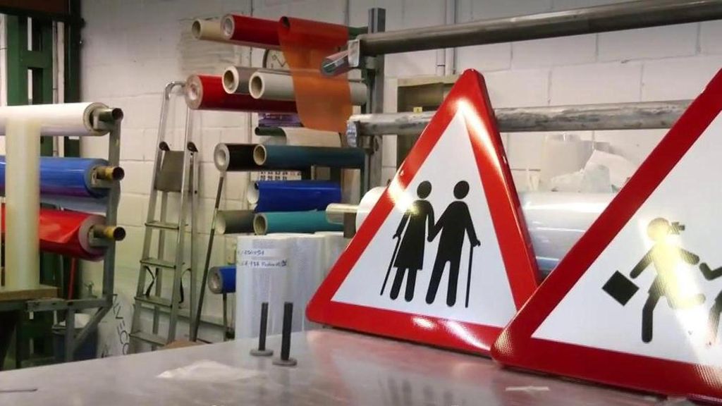 Así fabrican las nuevas señales de tráfico que ha estrenado la DGT: más modernas e inclusivas