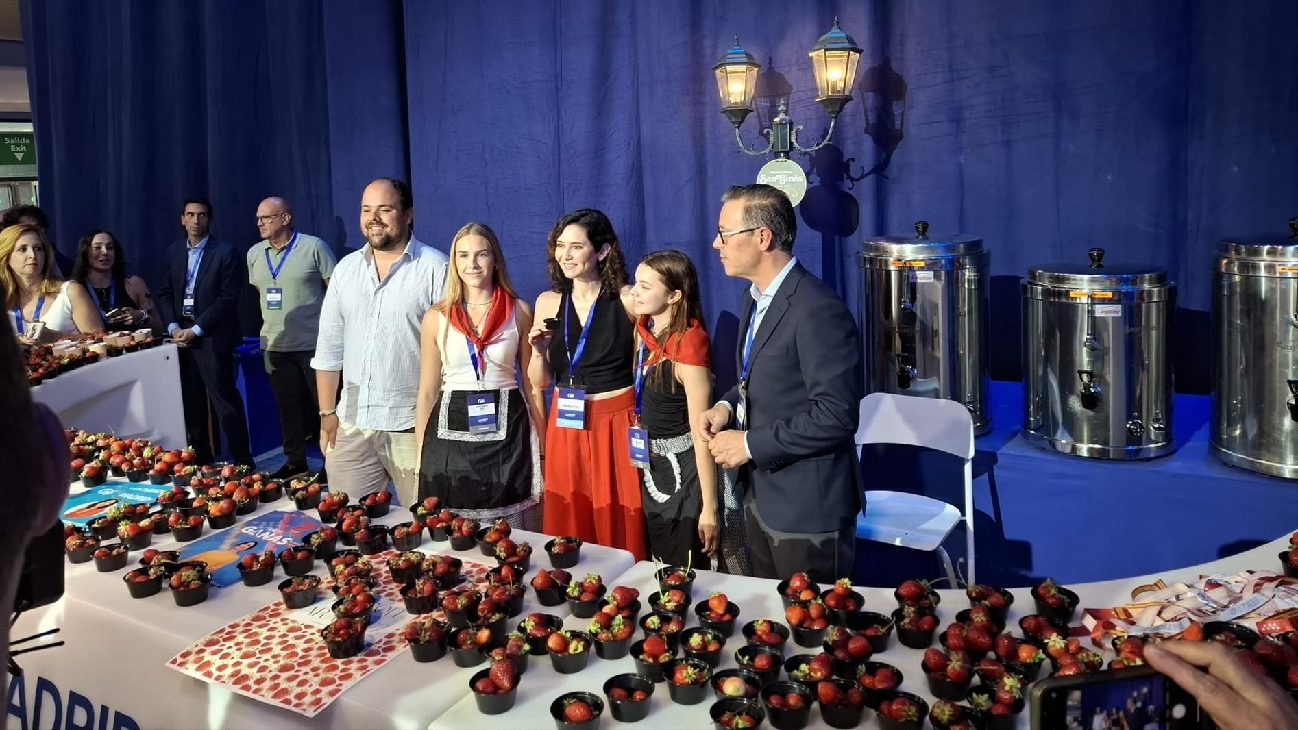 Ayuso da la bienvenida a los militantes del PP con fruta: “¿La fruta? Está buenísima, me encanta”