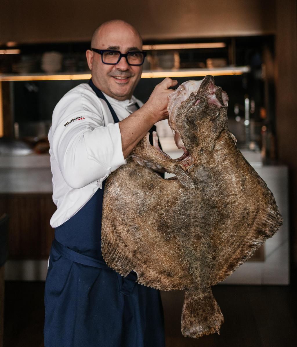 Carlos, feliz con su rodaballo salvaje de 11 kilos.