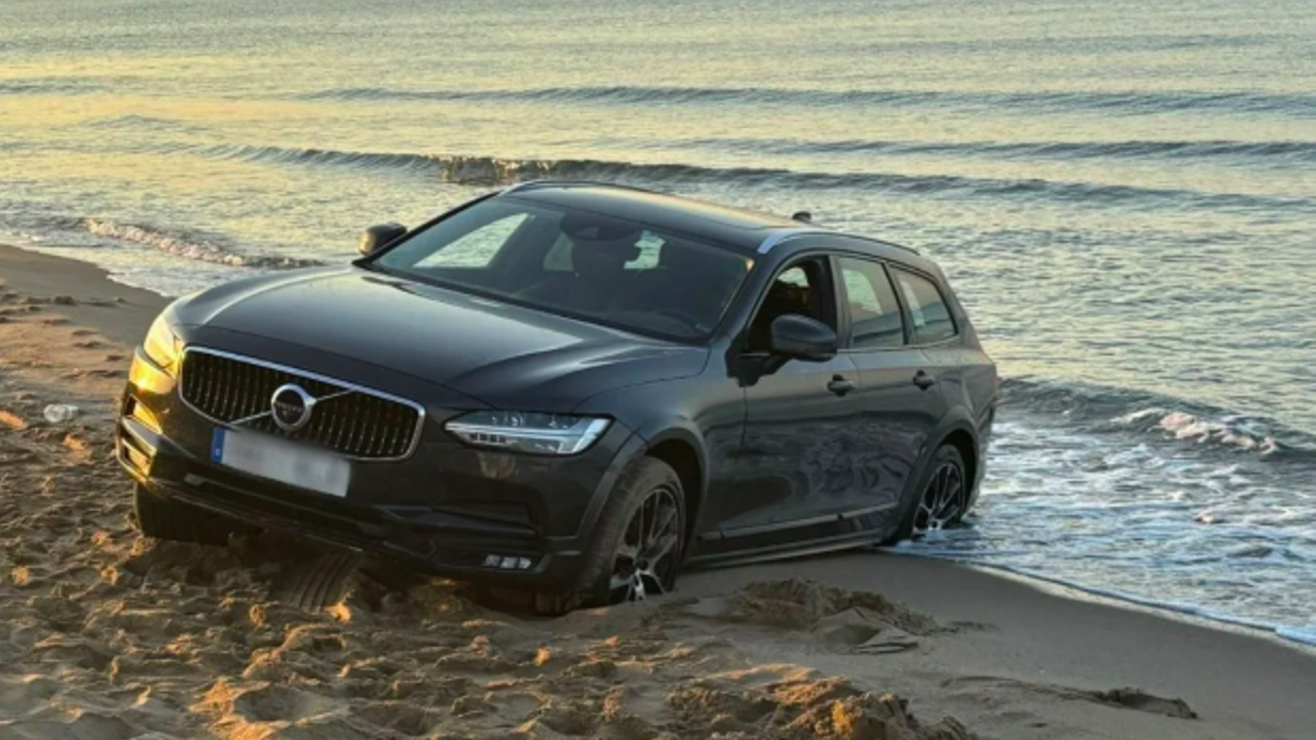Coche atrapado en una playa en Gavà