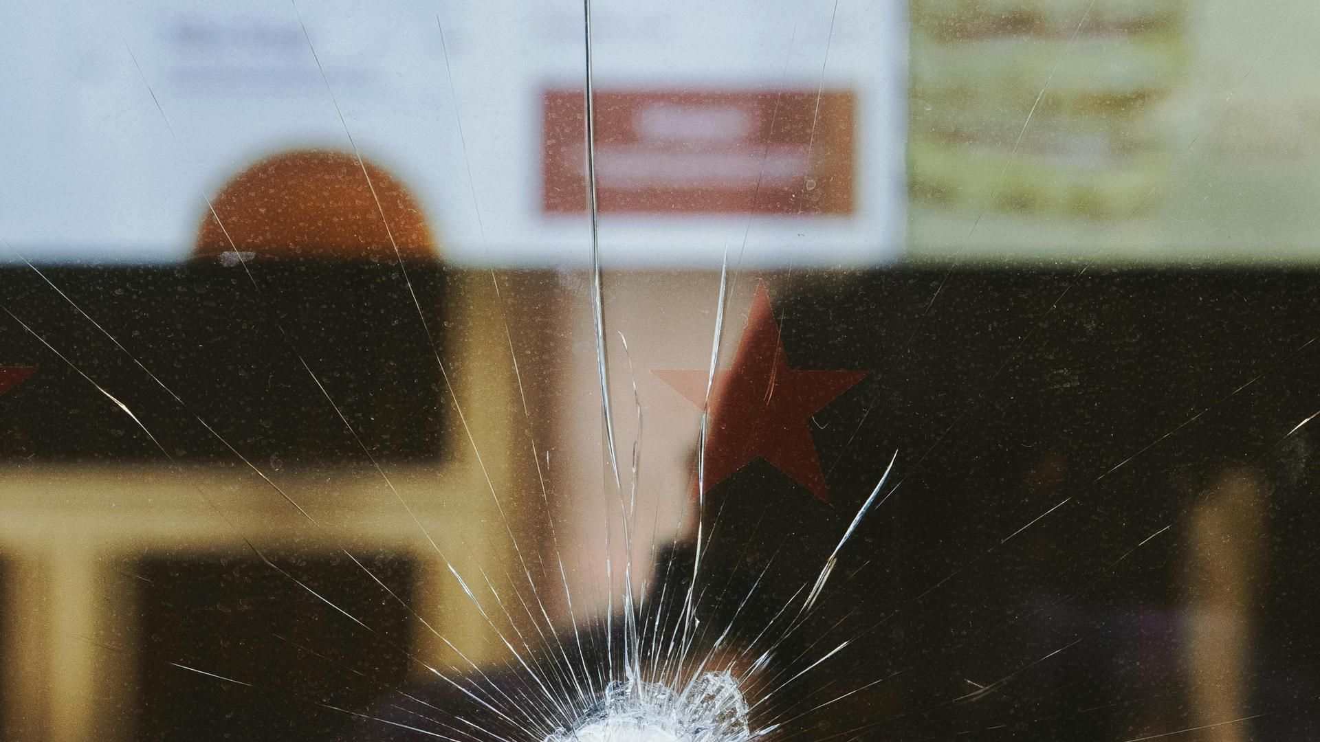 Cristal roto por violencia