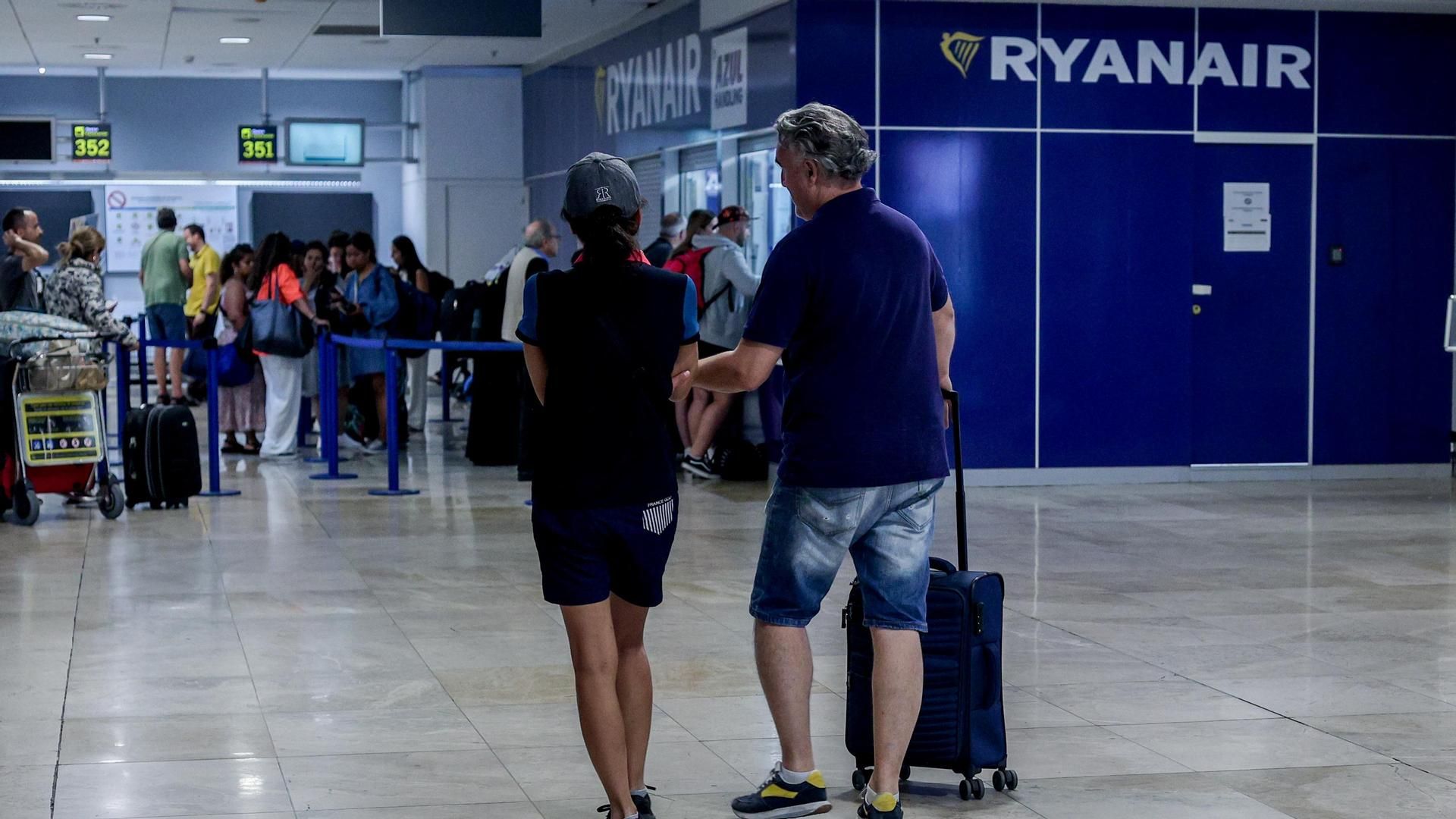 Dos personas en el aeropuerto Adolfo Suárez-Madrid Barajas
