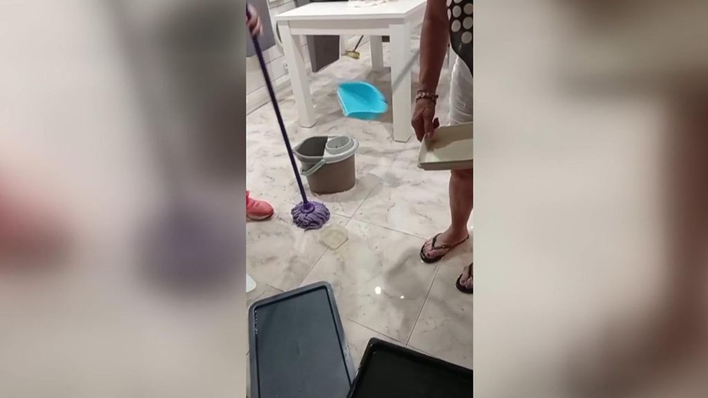 El calor revienta las tuberías de El Palmar dos noches seguidas anegando calles y viviendas