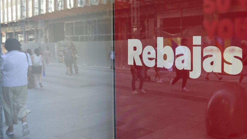 Escaparate con cartel de rebajas