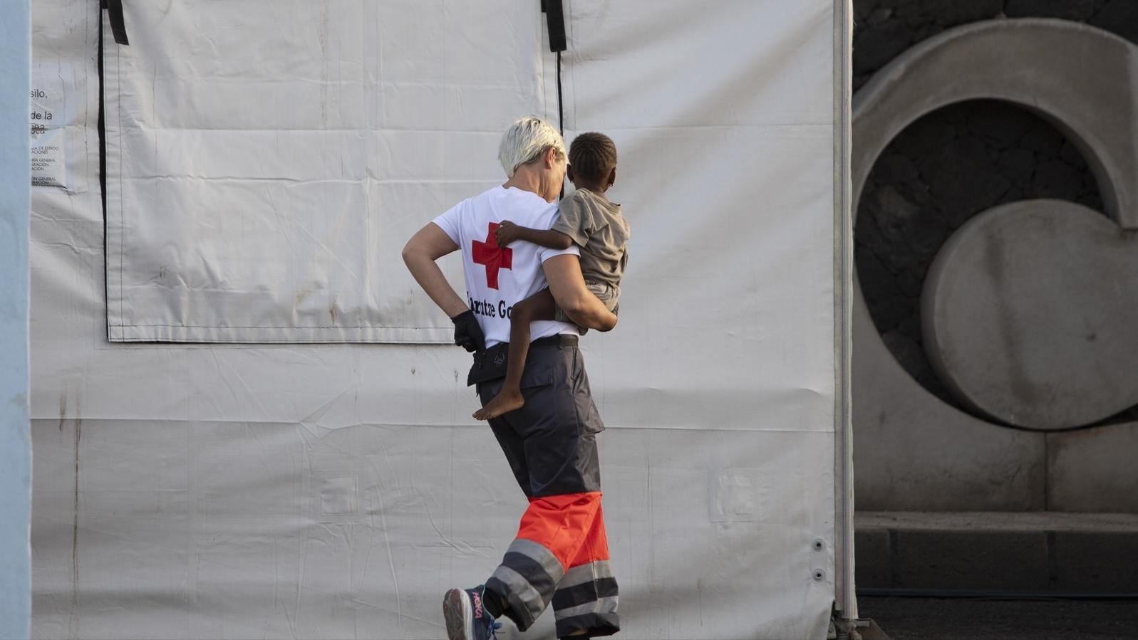 EuropaPress 6373528 persona cruz roja sostiene menor puerto restinga 28 noviembre 2024 hierro