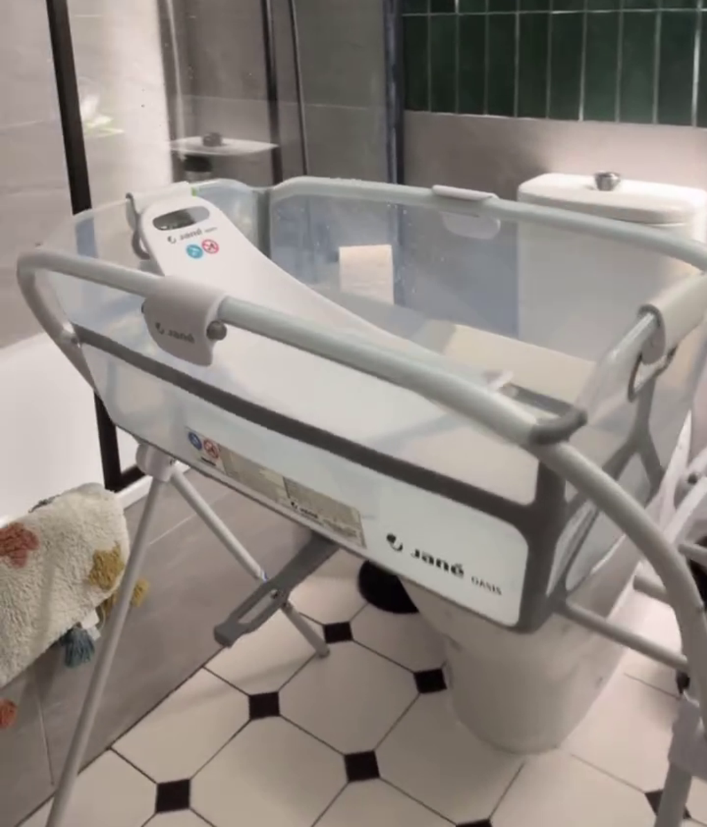 Isa Pantoja muestra la bañera de su hijo Jairo