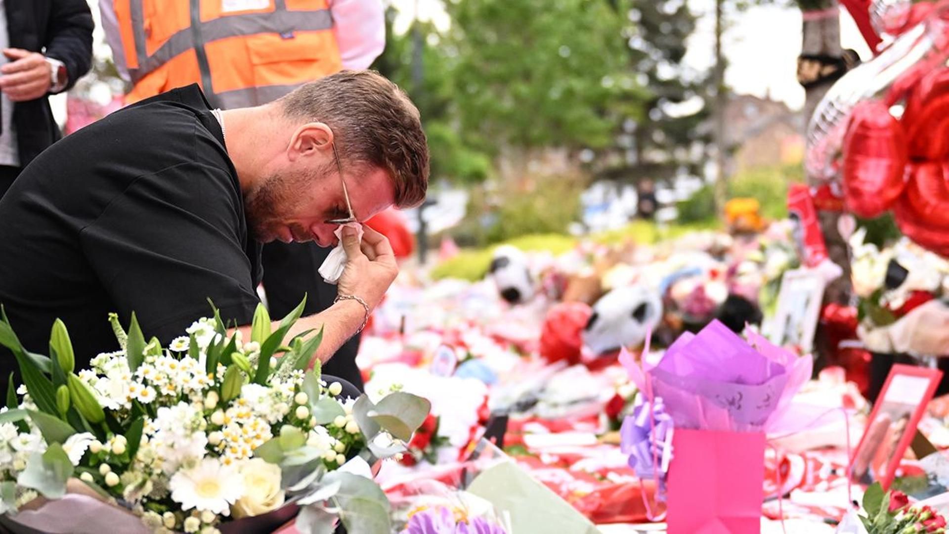 Jordan Henderson, excapitán y amigo de Diogo Jota, desolado entre lágrimas en el homenaje al portugués en Liverpool