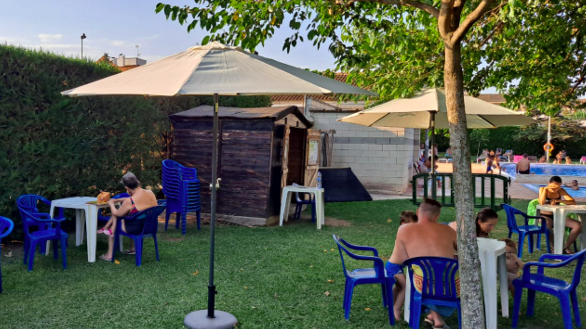 La bibliopiscina, un paraíso de la lectura a pocos metros del agua en Lleida La bibliopiscina, un paraíso de la lectura a pocos metros del agua en Lleida