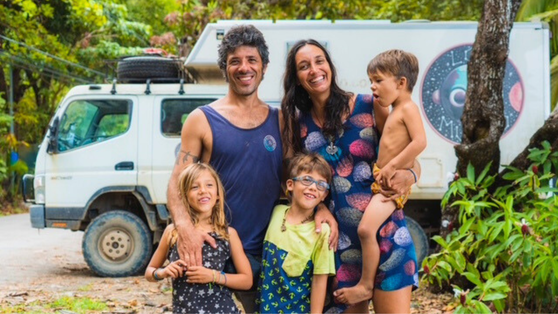 La familia al completo, con su casa de fondo