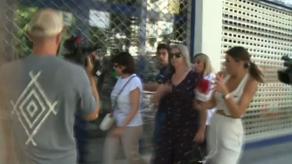 La mujer de Santos Cerdán da un manotazo y tira el micrófono a una reportera de 'En boca de todos'