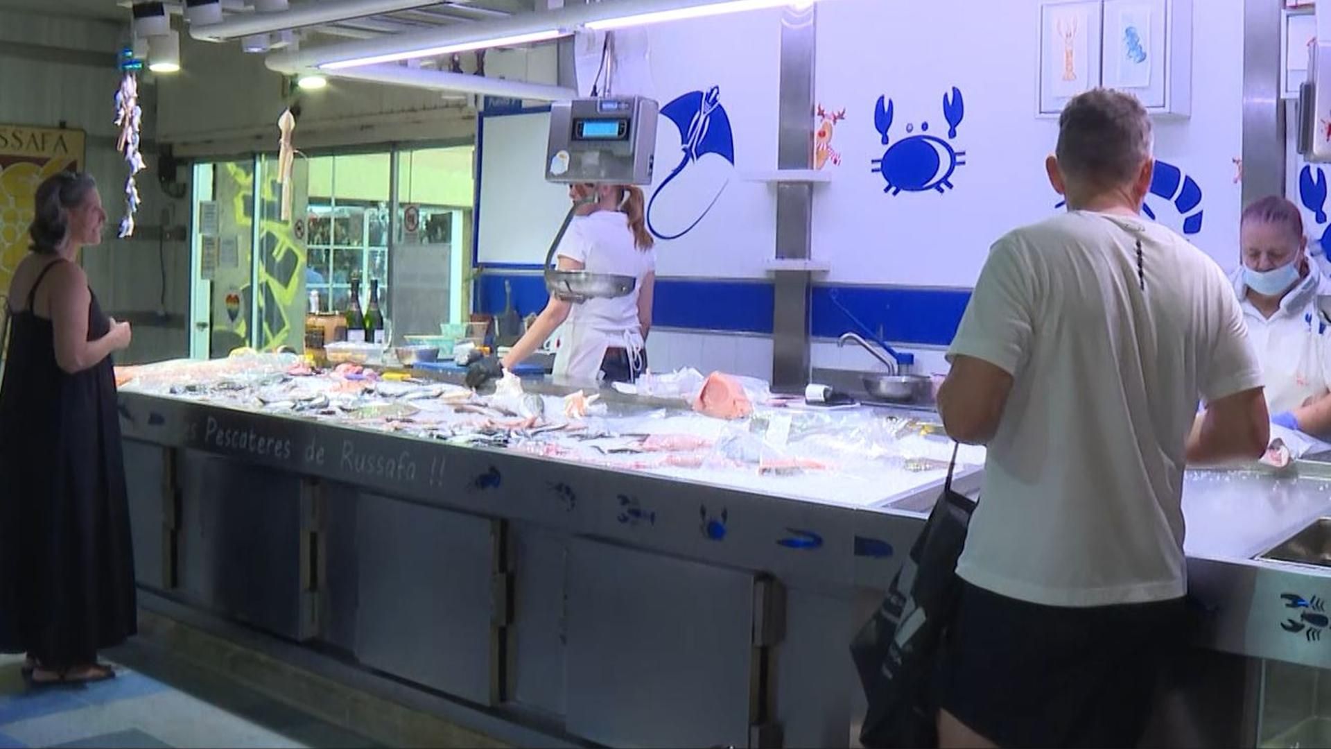 Las pescaderías del Mercado Ruzafa se están quedando sin clientes por el calor