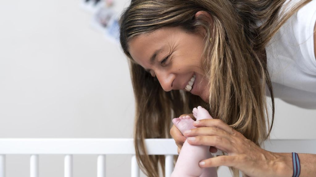 María Leyva cuidando de un bebé