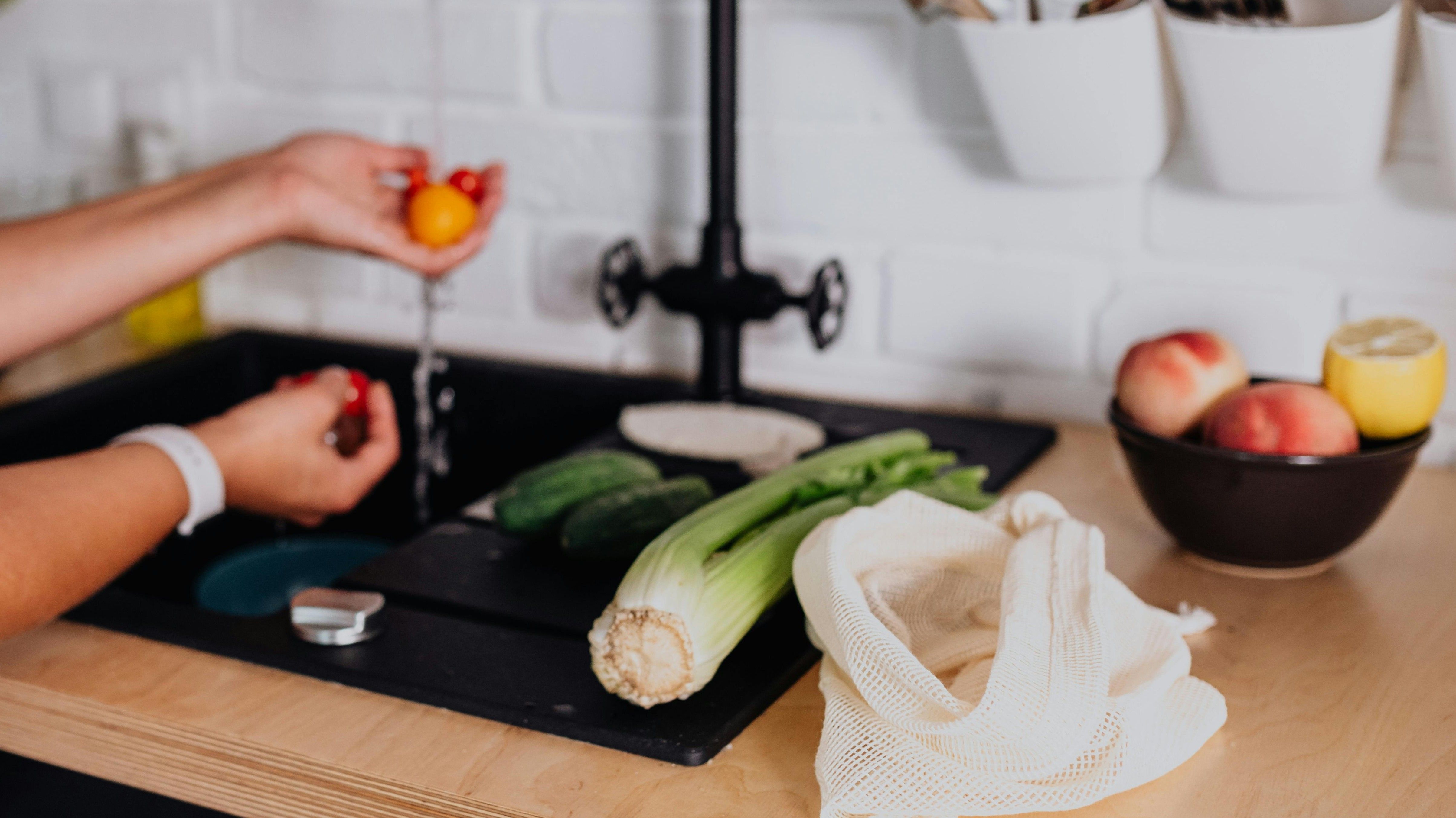 Mezcla la lejía con agua fría. FUENTE: Pexels