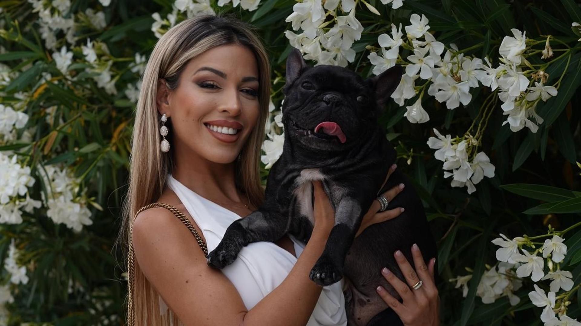 Oriana Marzoli y Cocco, su mascota