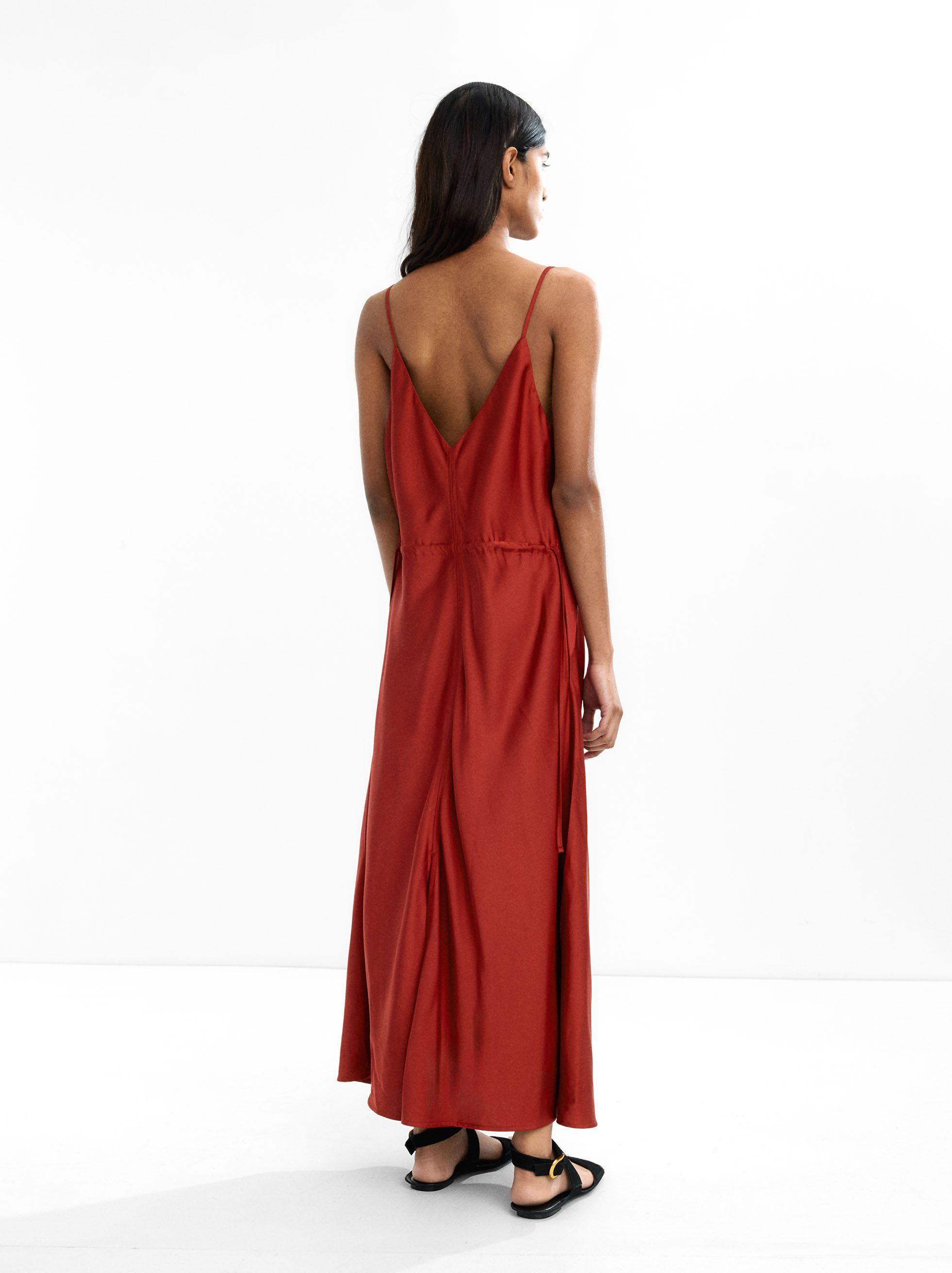 Parte de atrás del vestido lencero de Parfois