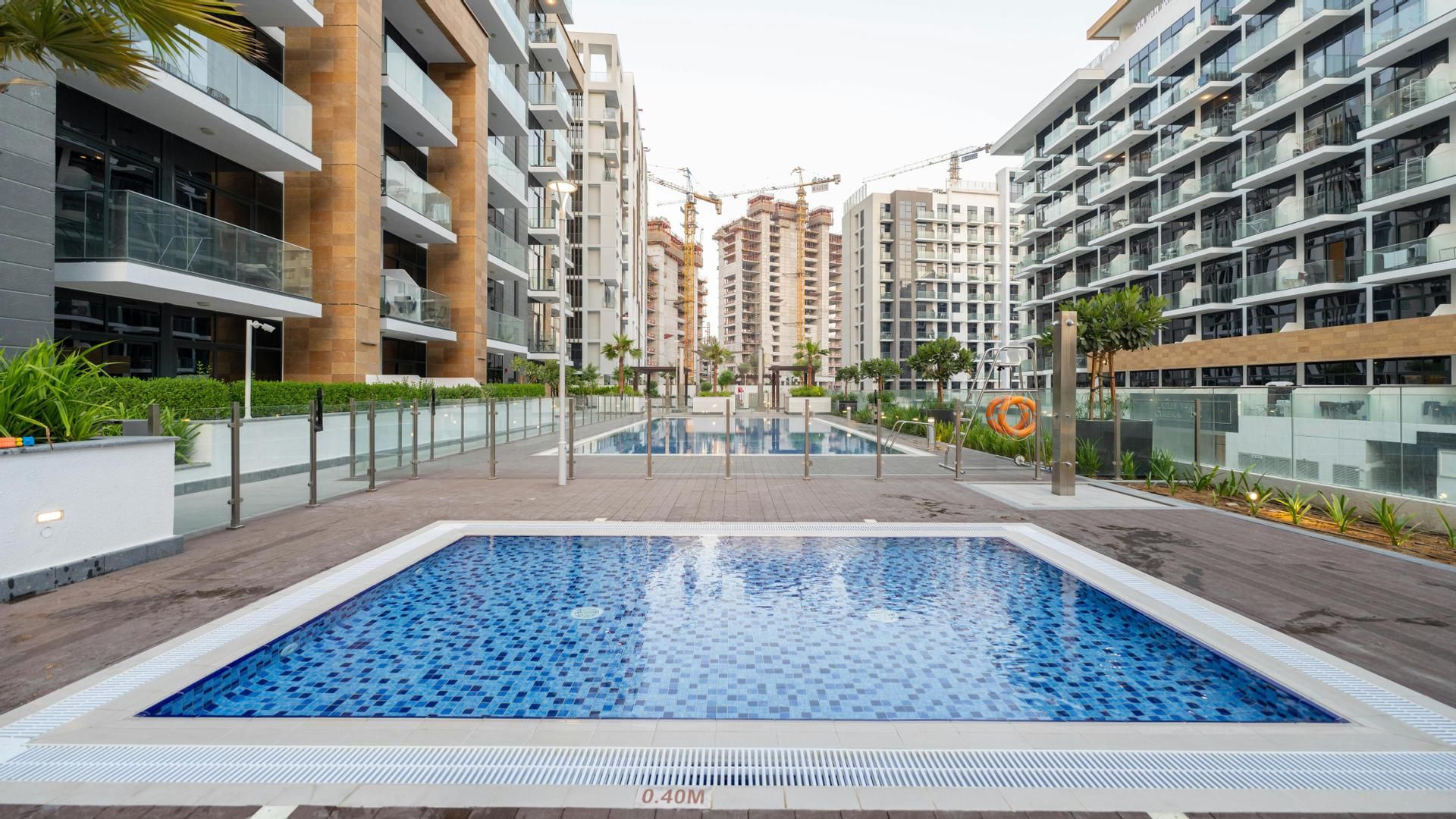 Piscina comunitaria en una zona residencial Piscina comunitaria en una zona residencial