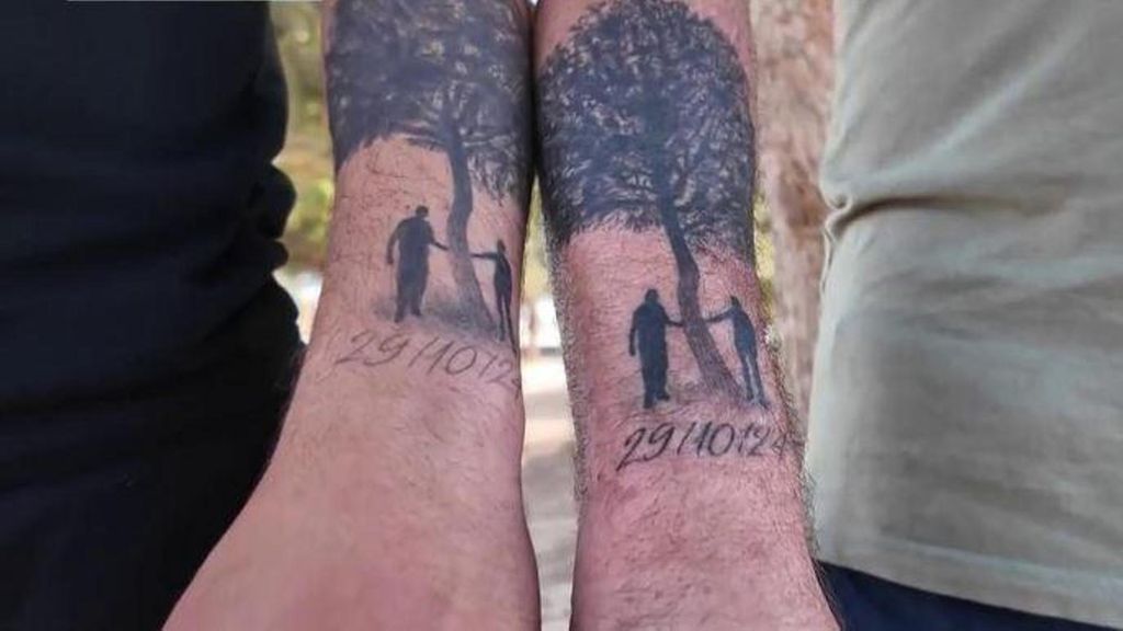 Salvaron su vida colgándose de un árbol en la DANA: padre e hijo unidos por un tatuaje que recuerda el momento