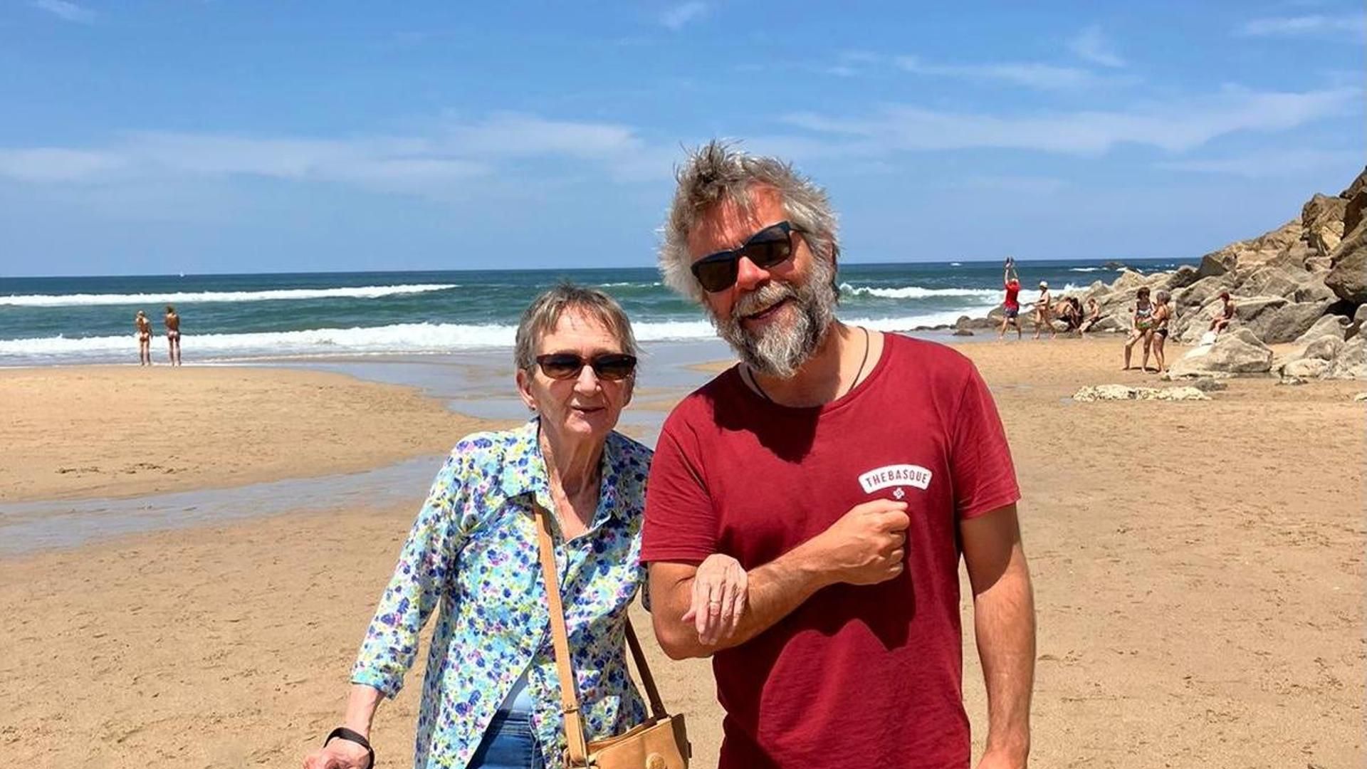 Toño junto a su madre Paqui, que logró numerosos éxitos como nadadora en su juventud y diagnosticada en 1993 de esclerosis múltiple