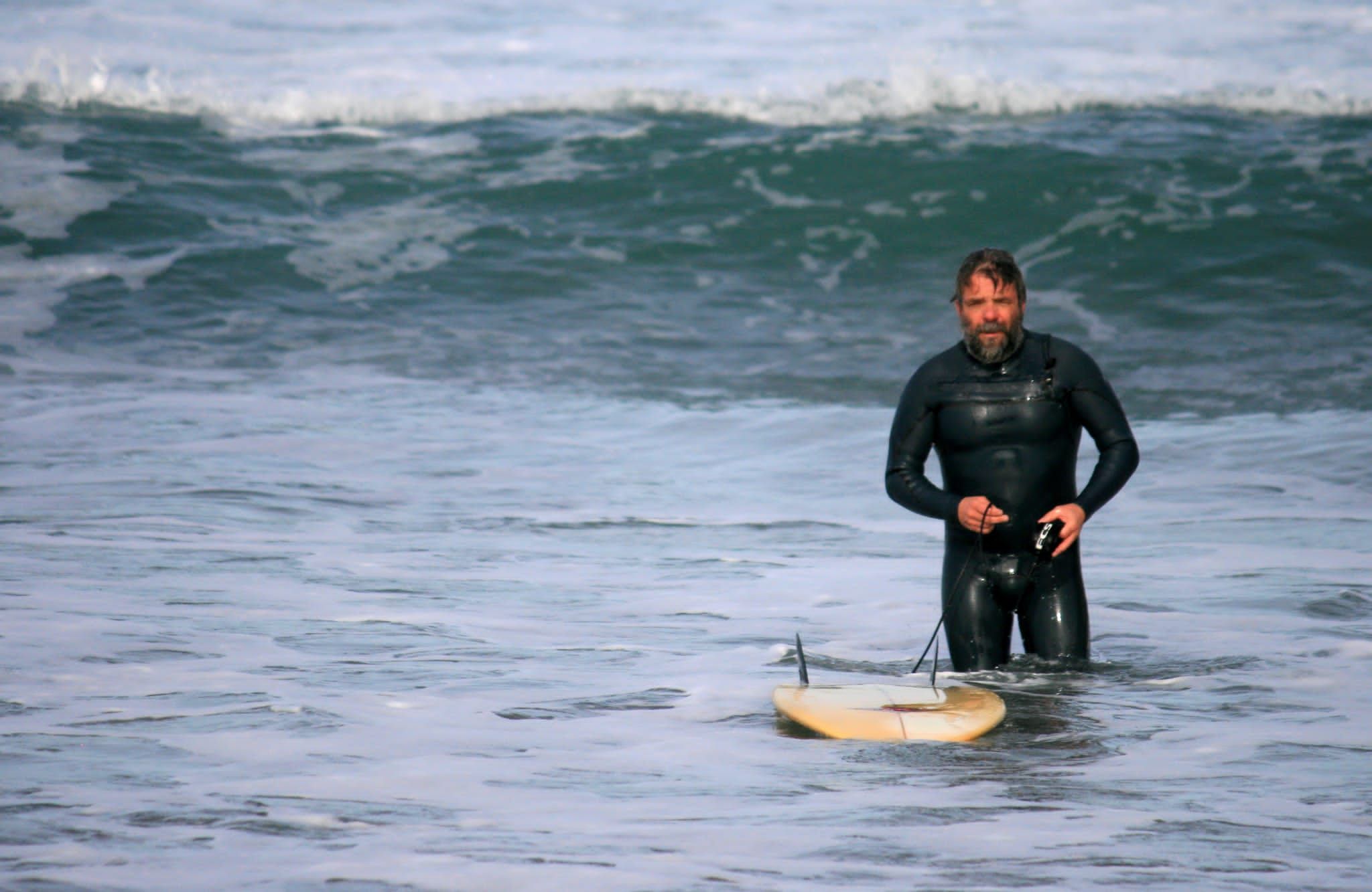 Toño Ramiro trabaja como socorrista y es un apasionado del surf