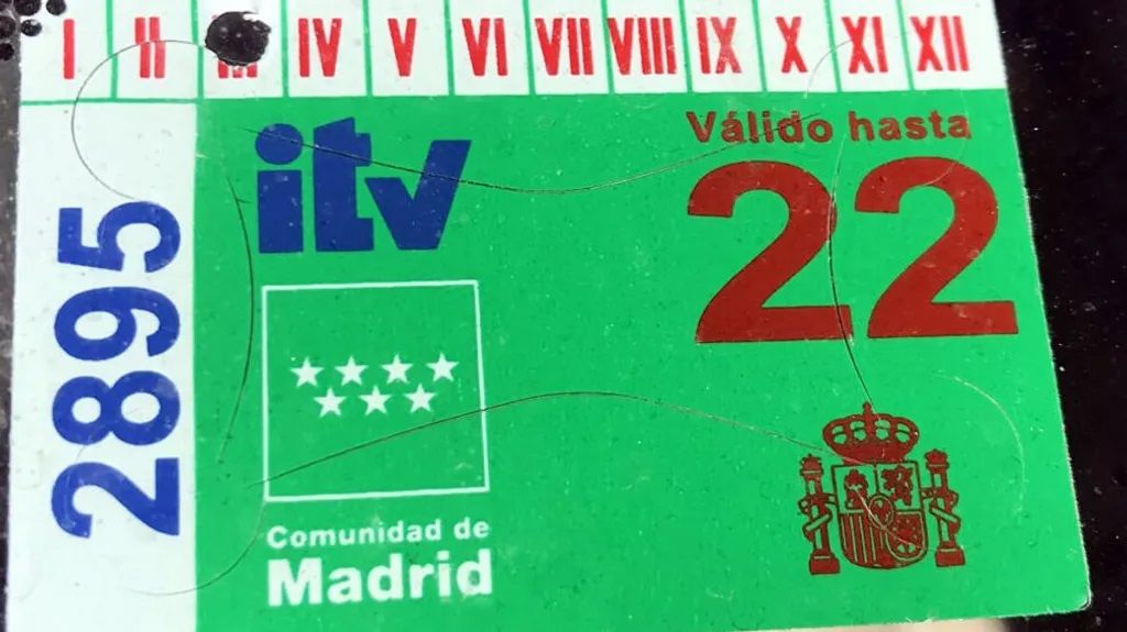 Una etiqueta de la ITV