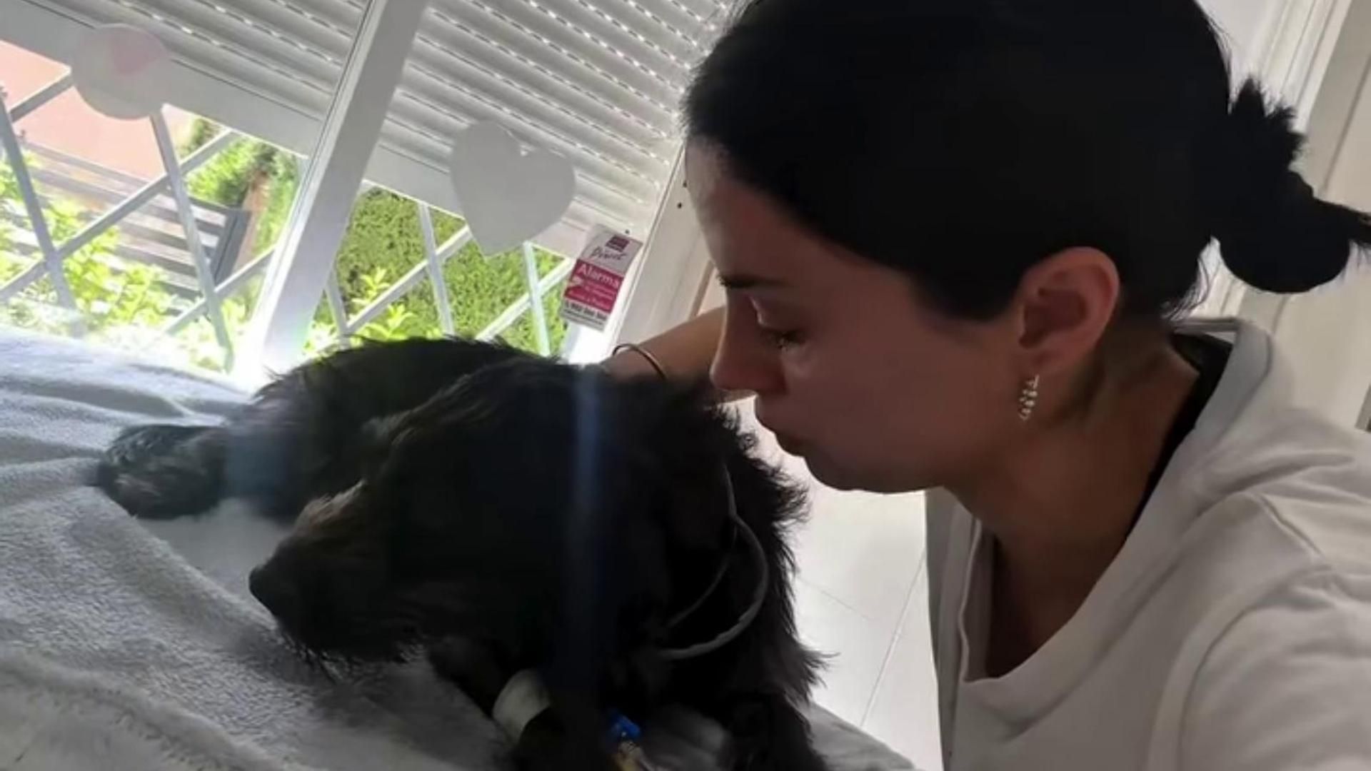 Una imagen muy tierna de Inma Campano, junto a su perra Luna