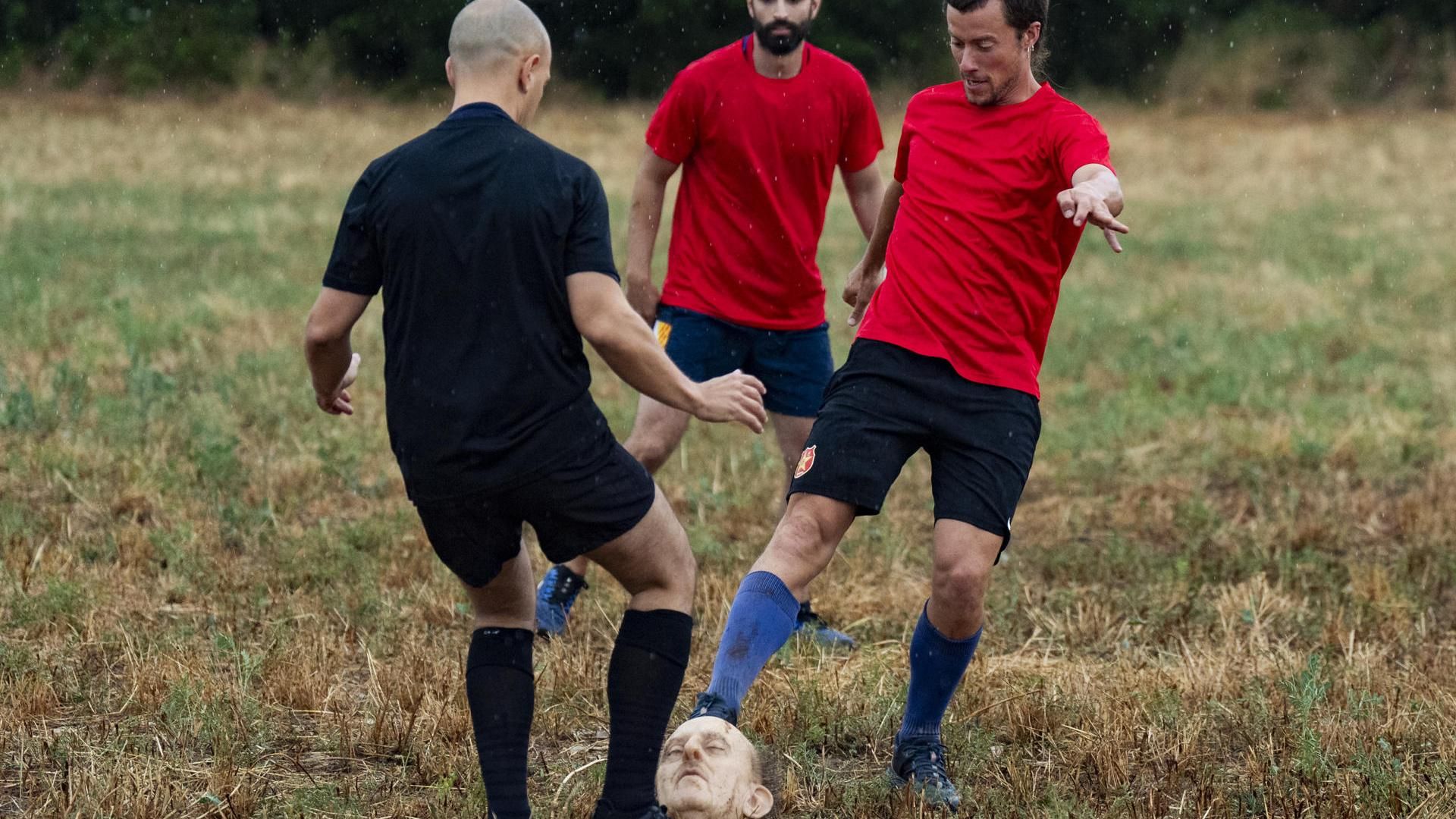 Una réplica hiperrealista de la cabeza del dictador Francisco Franco ha rodado la tarde de este jueves, cual pelota de fútbol, por entre trincheras reales de la Guerra Civil en Moià, Barcelona Una réplica hiperrealista de la cabeza del dictador Francisco Franco ha rodado la tarde de este jueves, cual pelota de fútbol, por entre trincheras reales de la Guerra Civil en Moià, Barcelona