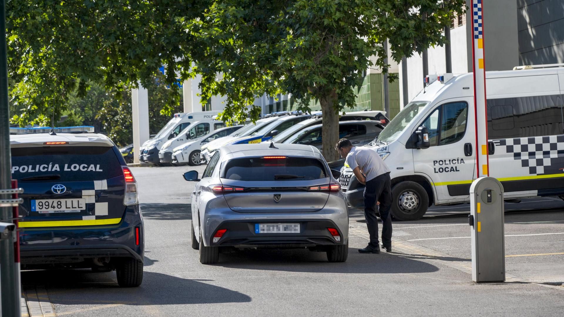 Vehículo de la UDEF a su llegada este viernes 4 de julio a las dependencias de la Polic�ía Local de Granada