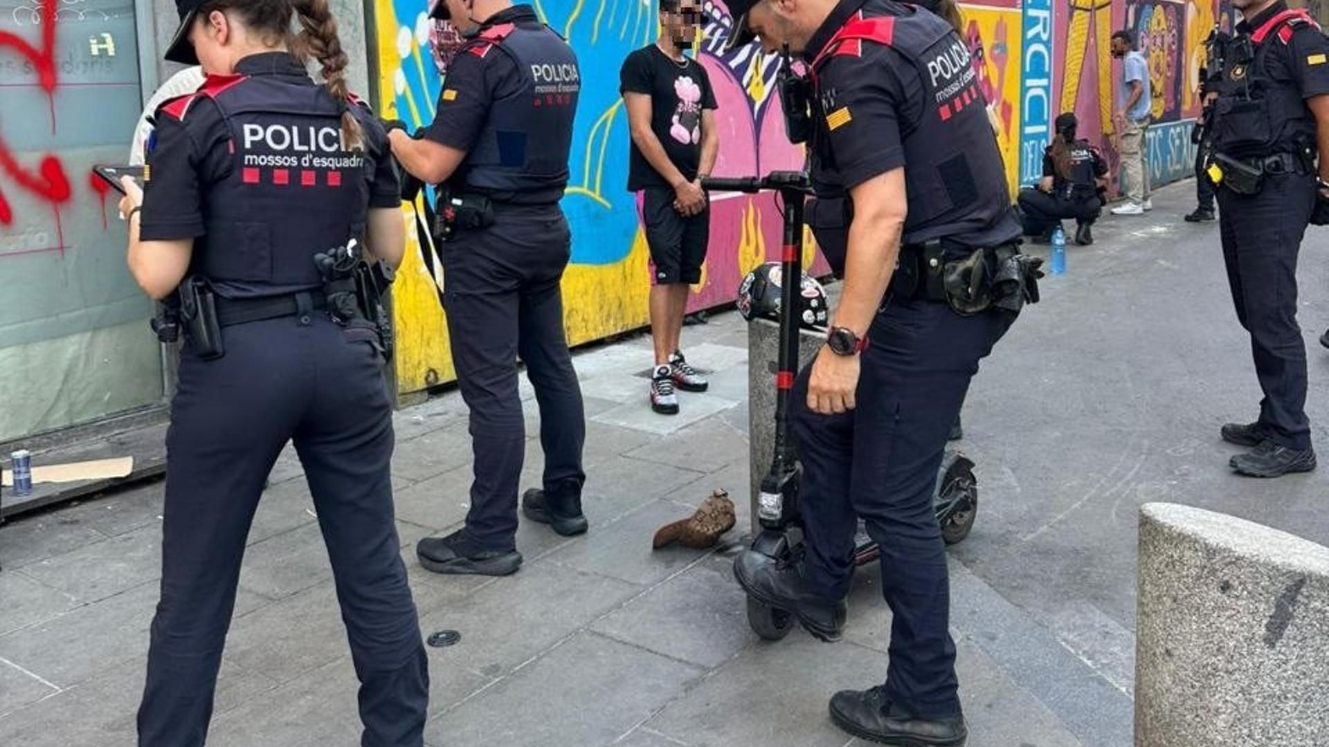 Agentes de los Mossos arrestando a varios delincuentes