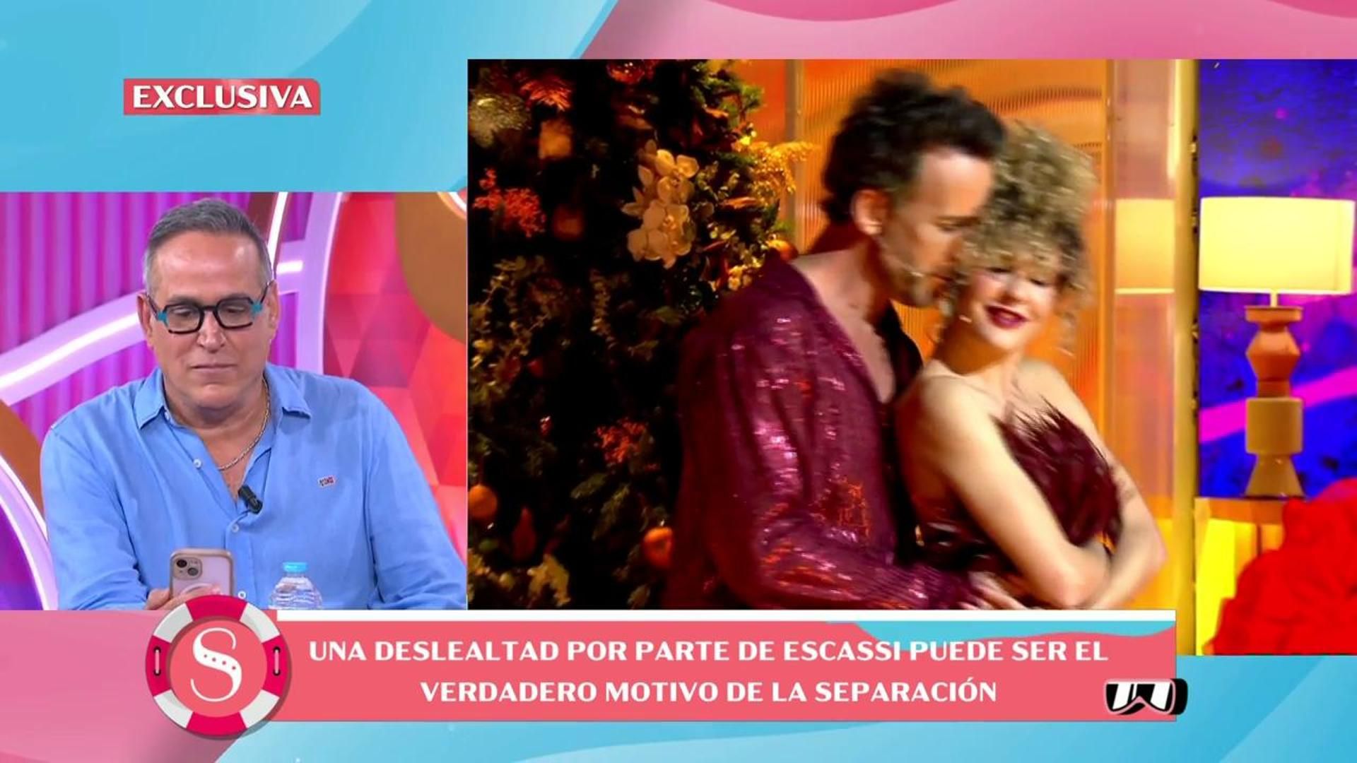 Aurelio Manzano lee el mensaje que le ha enviado María José Suárez