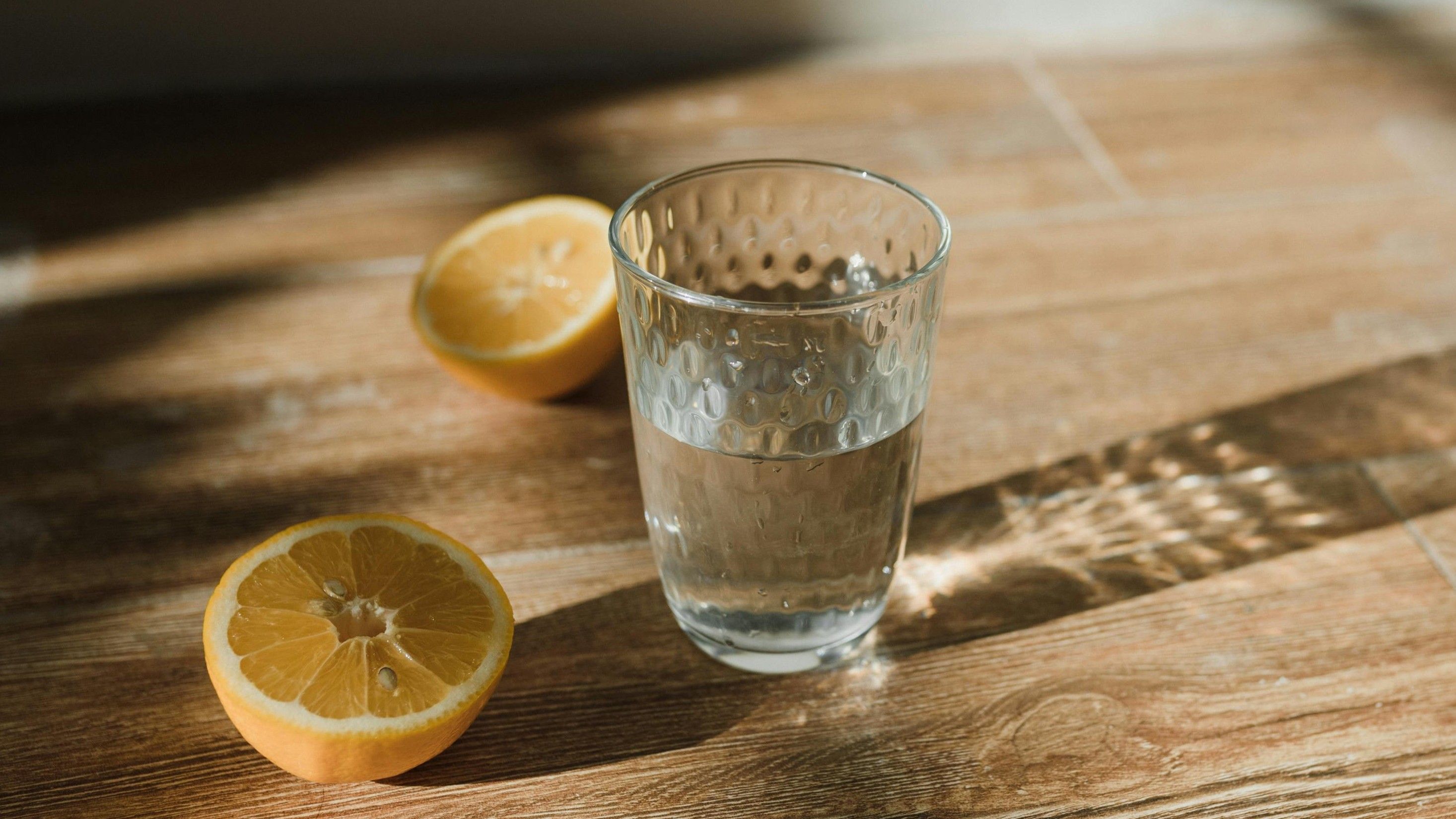 Bebe agua para hidratarte. FUENTE: Pexels