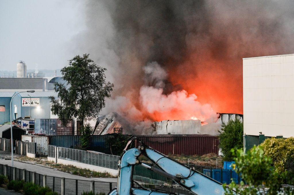 Recomiendan volver a confinarse en varios puntos de Guadalajara por el incendio de Azuqueca tras cambios meteorológicos